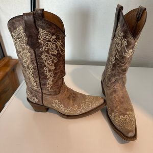 Corral woman’s snip toe cowboy boot size 5 with bone embroidery